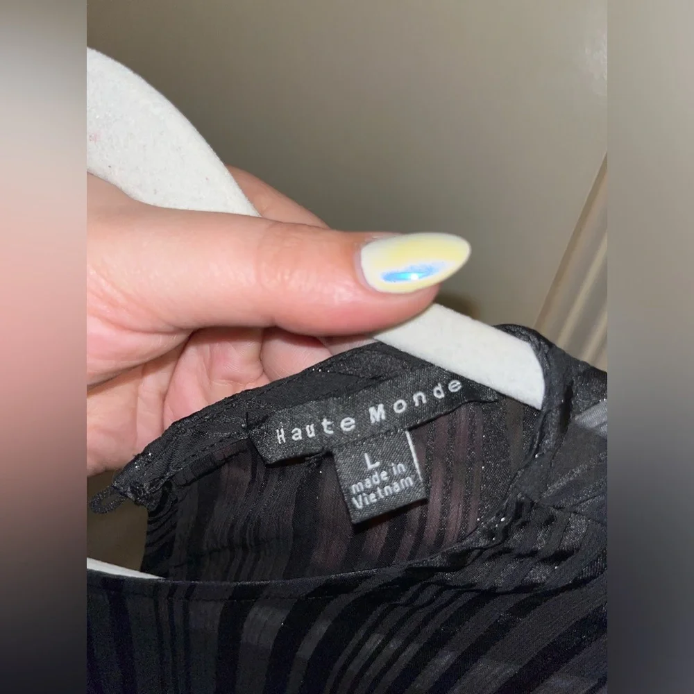 Black top with ruffle sleeves - Picture 2 of 2